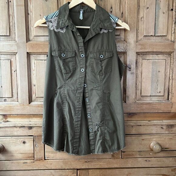 BKE Buckle Small Green Distressed‎ Button Front Sleeveless Vest - Picture 1 of 7